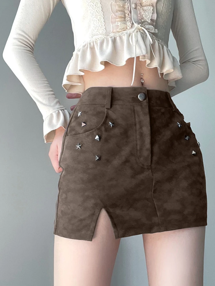 

Gavestis Y2K Brown Pu Leather Bodycon Mini Skirts Women Punk Gothic Rivets Decorate Split Skirts Hot Girl Clubwear 2023 New