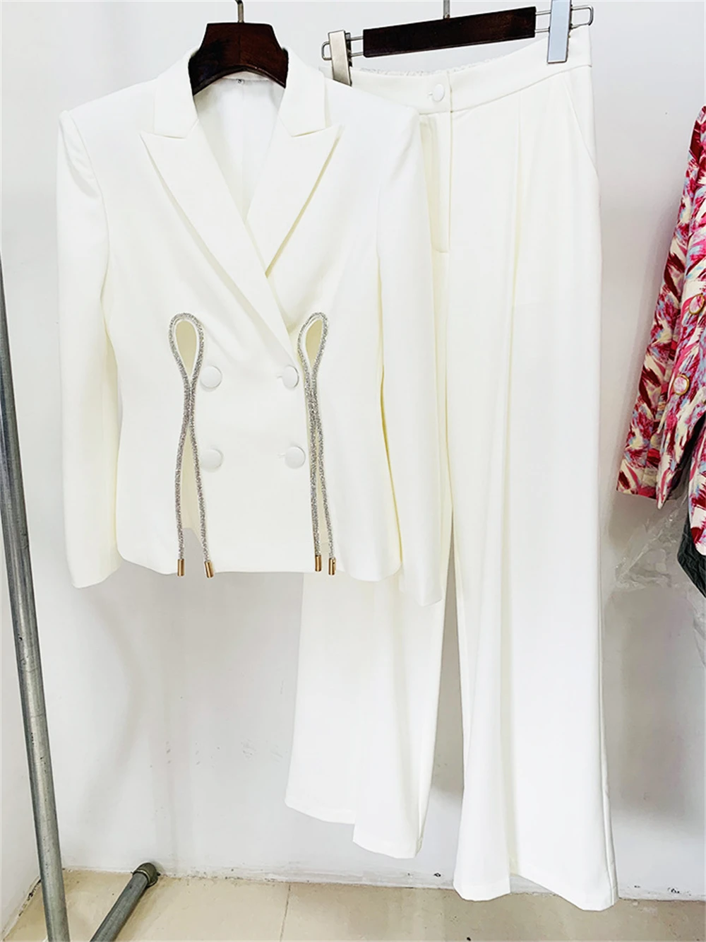 Женский облегающий костюм-смокинг