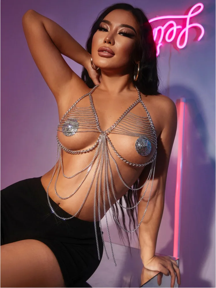 

Женская майка с блестками и металлической цепочкой на груди