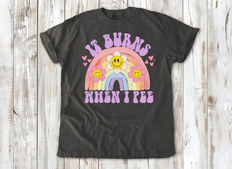 Это горит когда я мочу футболка с забавным рисунком радуги и цветов