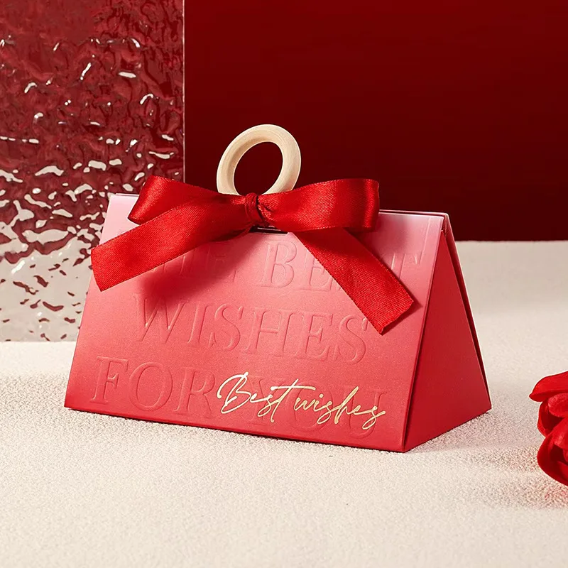 

Треугольные бумажные пакеты для подарков