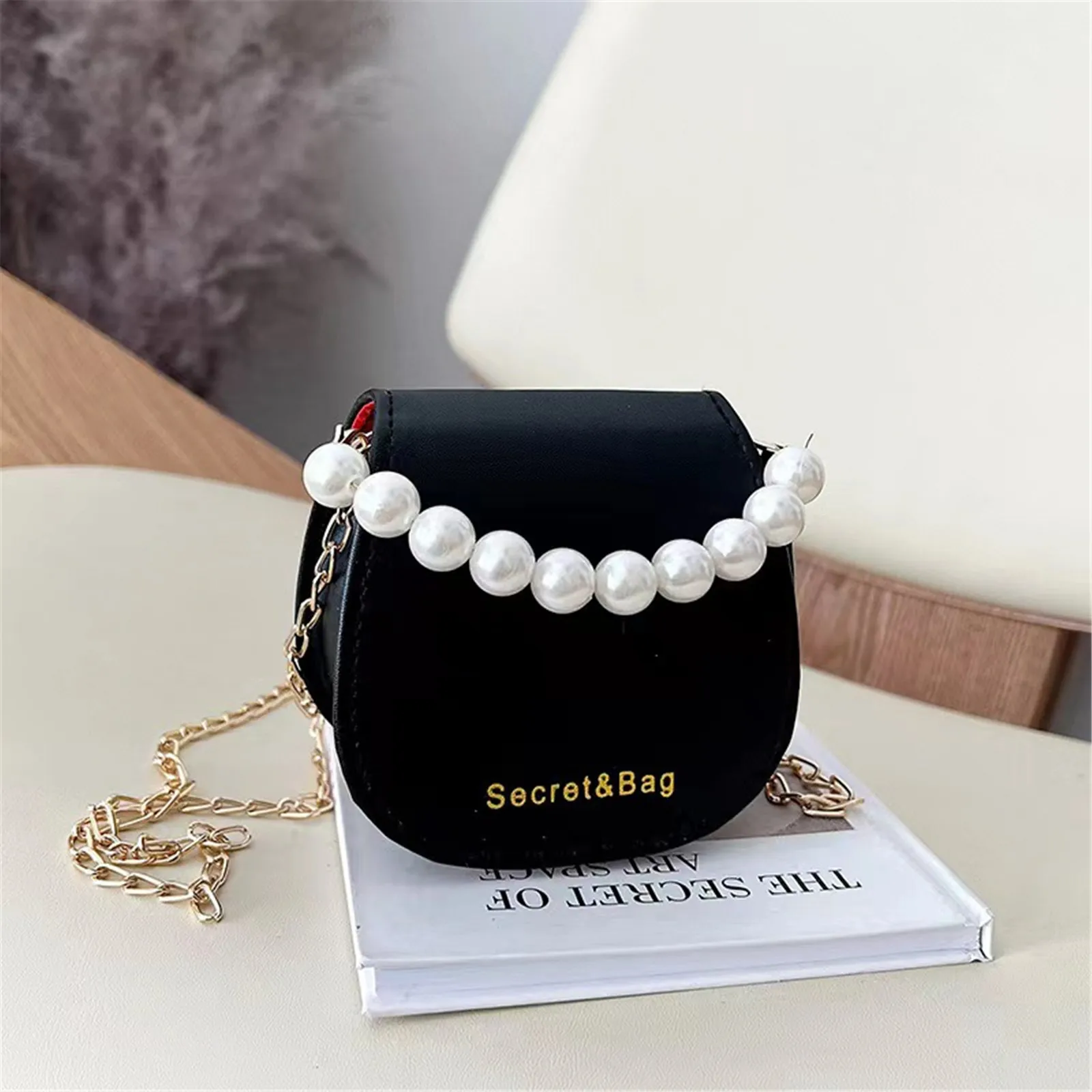 

2023 INS Fashion Women's Patent Leather Bright Bucket Bags Pearl Small Handbags Female Crossbody Casual Chain Lipstick Handbag