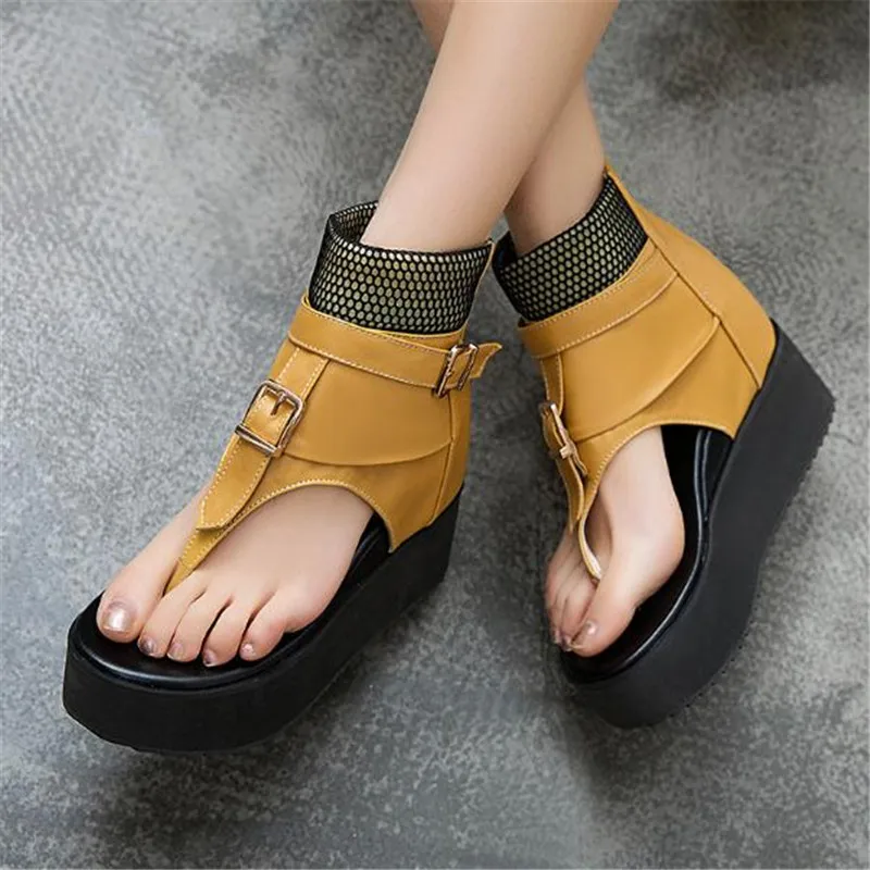 

Босоножки женские из натуральной кожи, сандалии-гладиаторы на высокой платформе, ремешок с пряжкой, заклепки, готические дизайнерские туфл...