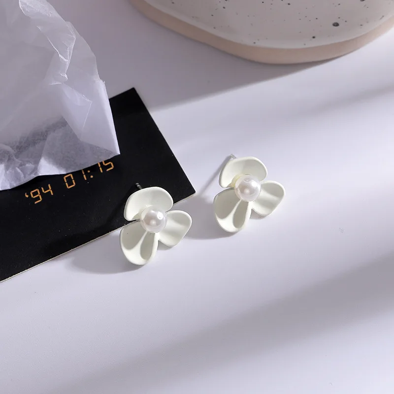 

Sweet White Flower Stud Earrings for Women New Fashion Trend Alloy Earring Jewelry