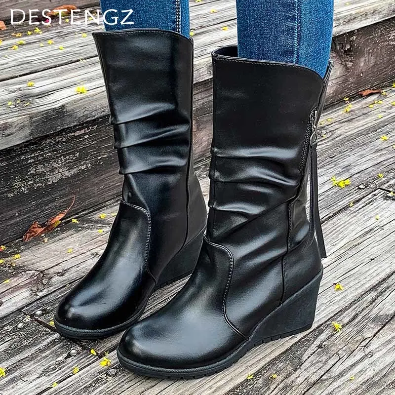 Женские сапоги до середины икры на высокой танкетке элегантная Дизайнерская