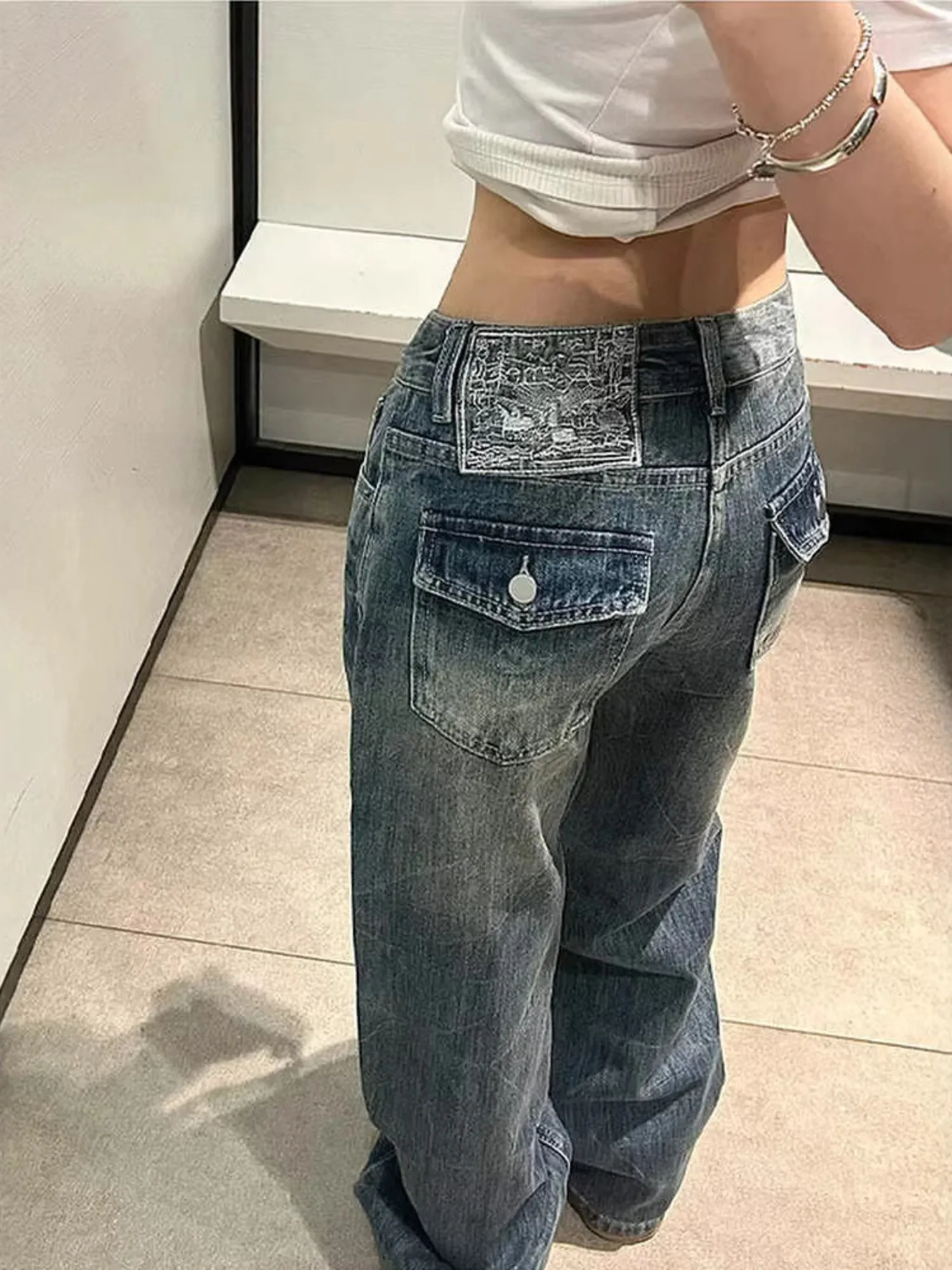 Фото Женские джинсы Y2K Baggy с низкой посадкой, широкими штанинами, винтажные, из денима, свободного кроя, в стиле стритвир, с уникальной деталью на заднем кармане №2