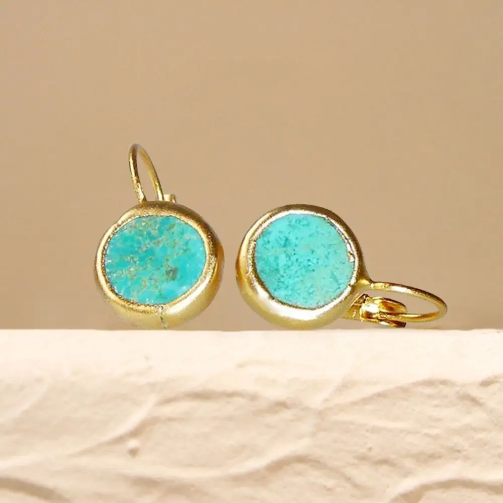 Минималистичные серьги-гвоздики с изумрудными драгоценными камнями из сплава