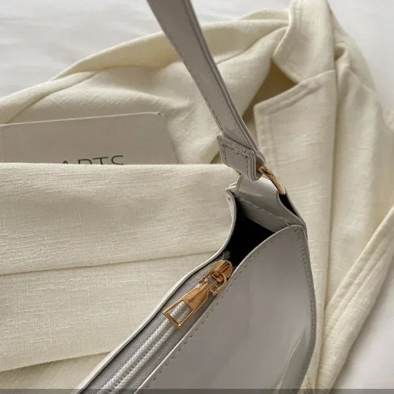 Женская сумка из лакированной кожи