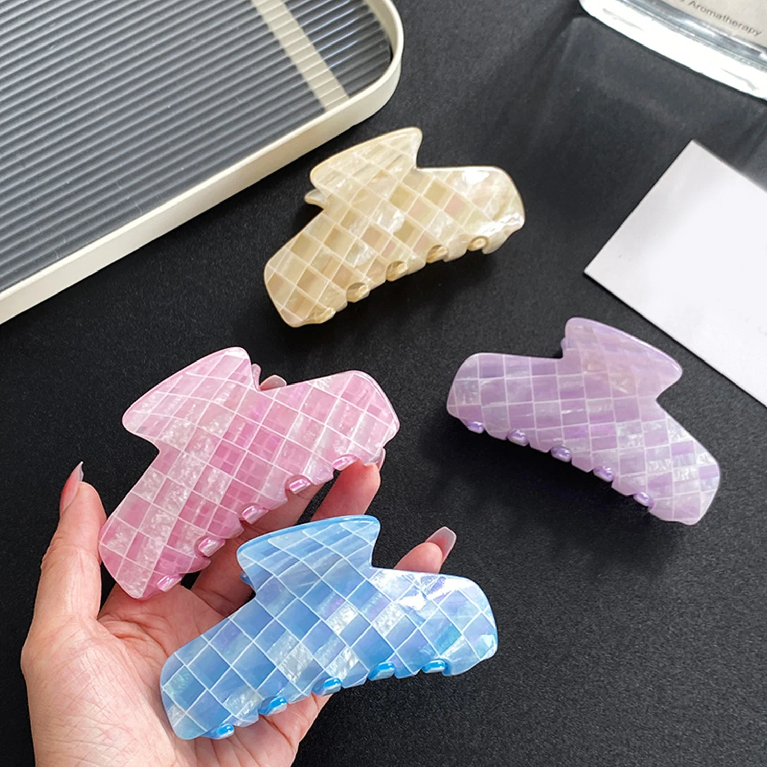 

1PC Sweet Acetate Checkered Hair Claw Shark Clip Girls Fashion Cute Geometric Grid Hair Clips Hair Accessories For Women