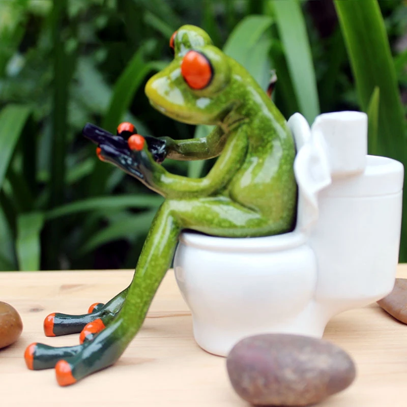 

Funny Green Frog Figure Decor Bathtub Frog Sculpture Toilet Personalized Animal Collectible Home Livingroom Desktop Figurines
