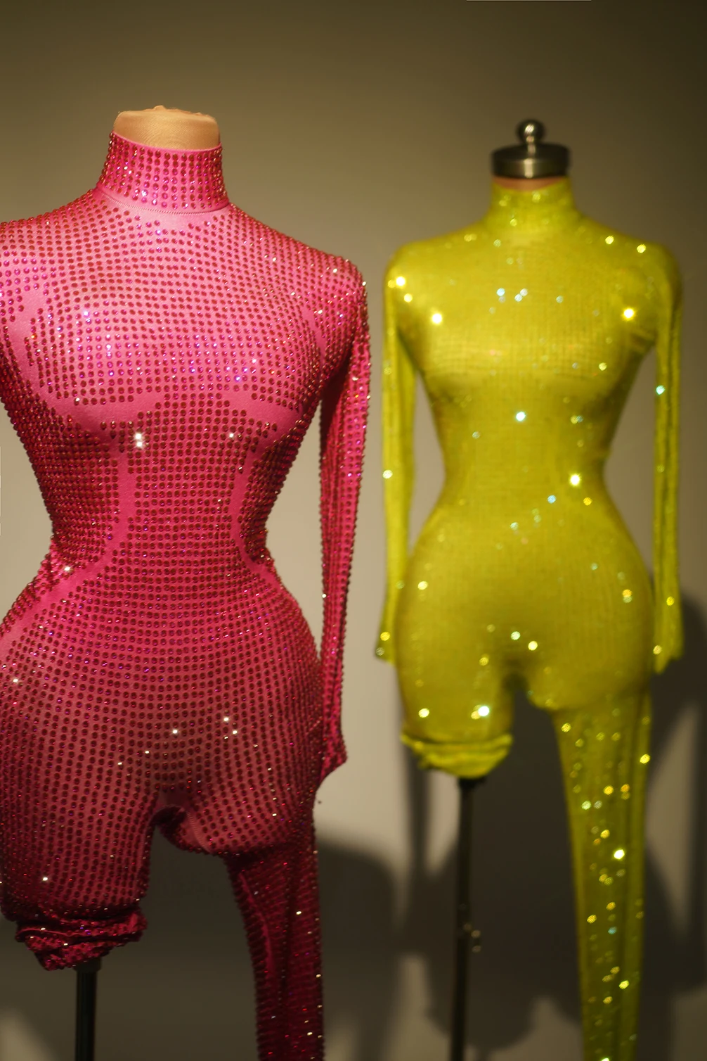 Женский блестящий цельный боди с длинными рукавами и бриллиантами сексуальный