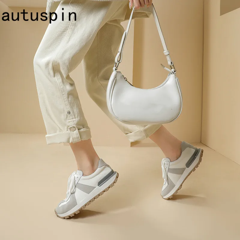 

Женские кроссовки из натуральной кожи, на шнуровке