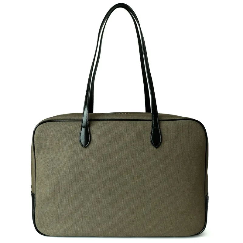 Подходящая по цвету сумка на плечо под мышками большая вместительная