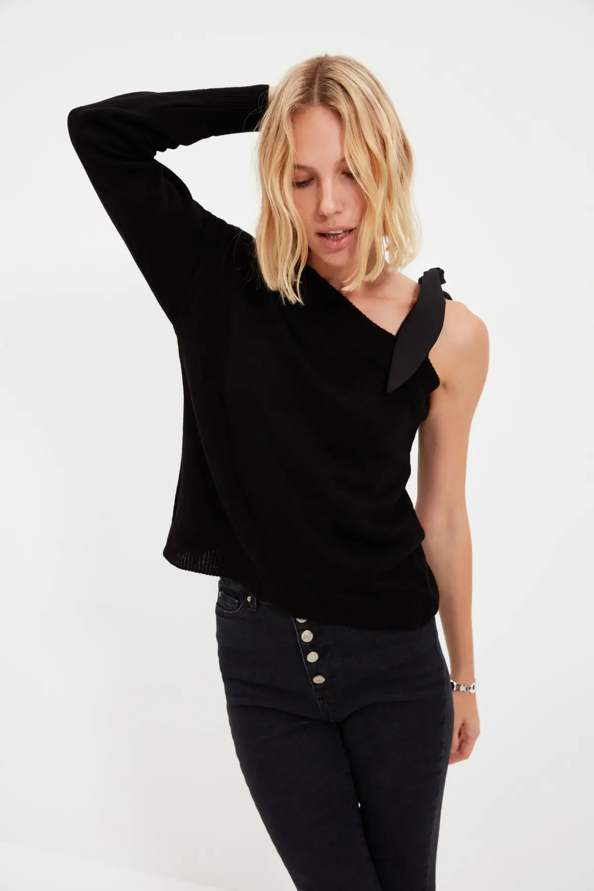 

Trendyol One Shoulder Knitwear Sweater TWOAW22KZ0085