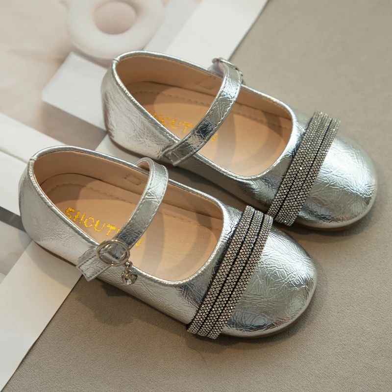 oruj płaskie buty dziewczęce Miękka podeszwa Temperament Dziecięce księżniczki z zawieszką 2024 Nowe eleganckie dziecięce do tańca Elegancka