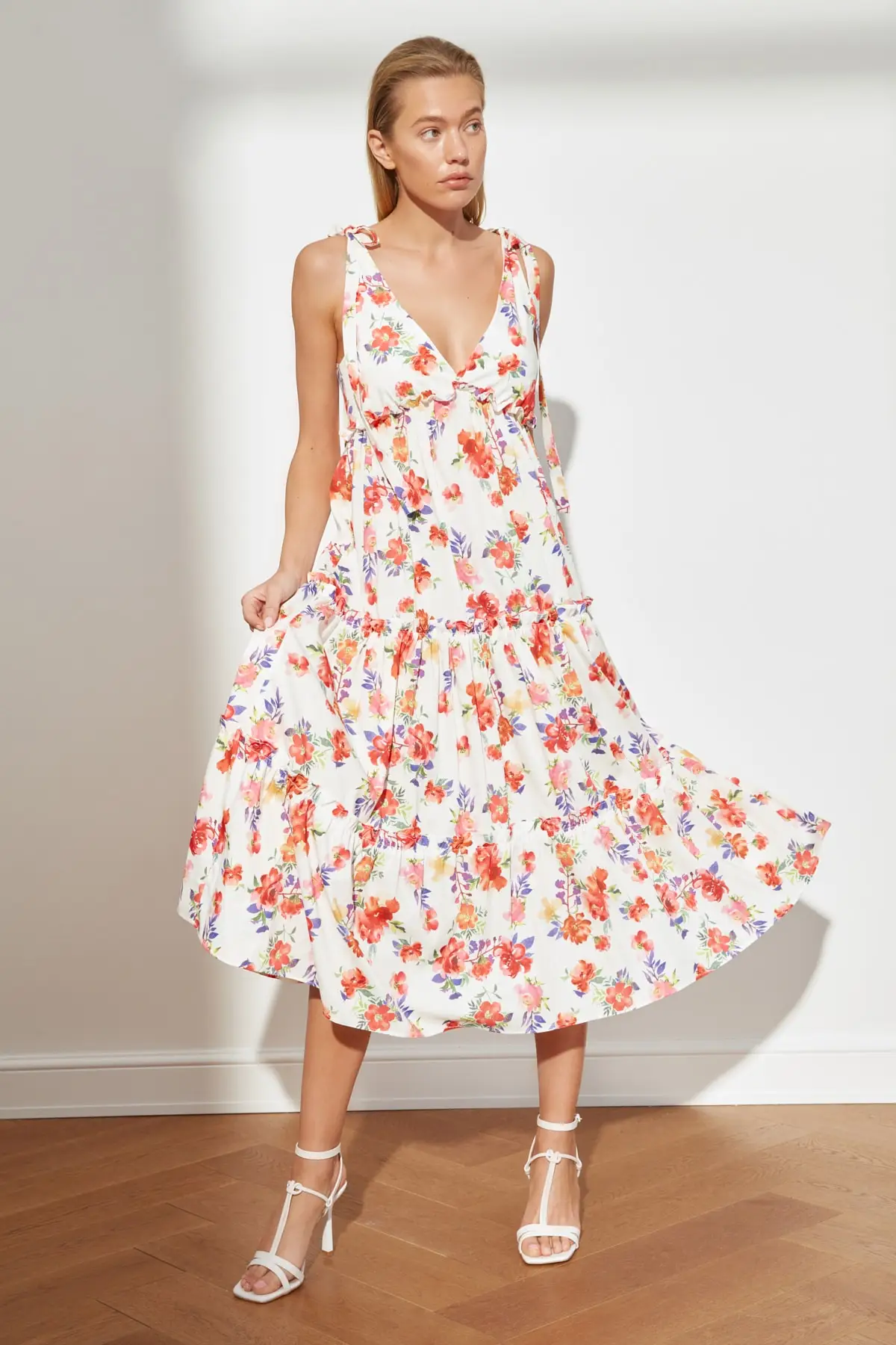 

Trendyol Floral V-Neck Dress TWOSS21EL3562