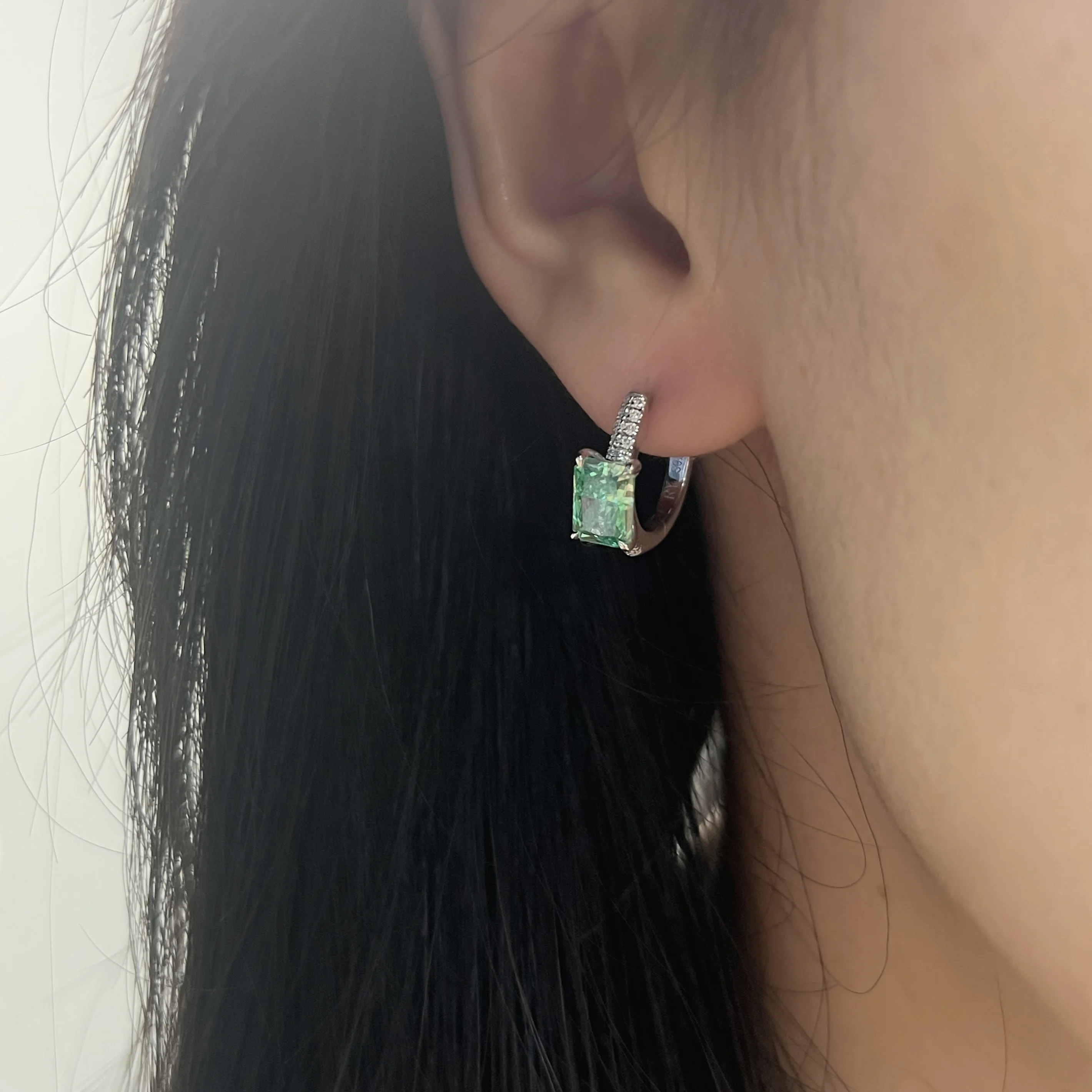 Фото Серьги из серебра S925 пробы с огранкой «ледяной цветок», инкрустацией паве, в цвете параиба, легкие, роскошные, с вставками из муассанита. №5