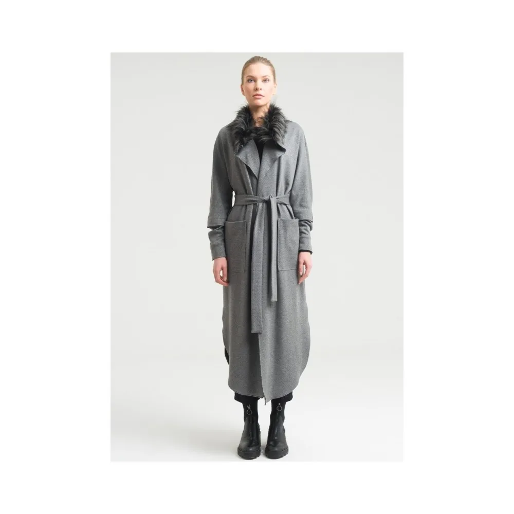 

Dorlie Colar Furry Bat Sleeve Cap