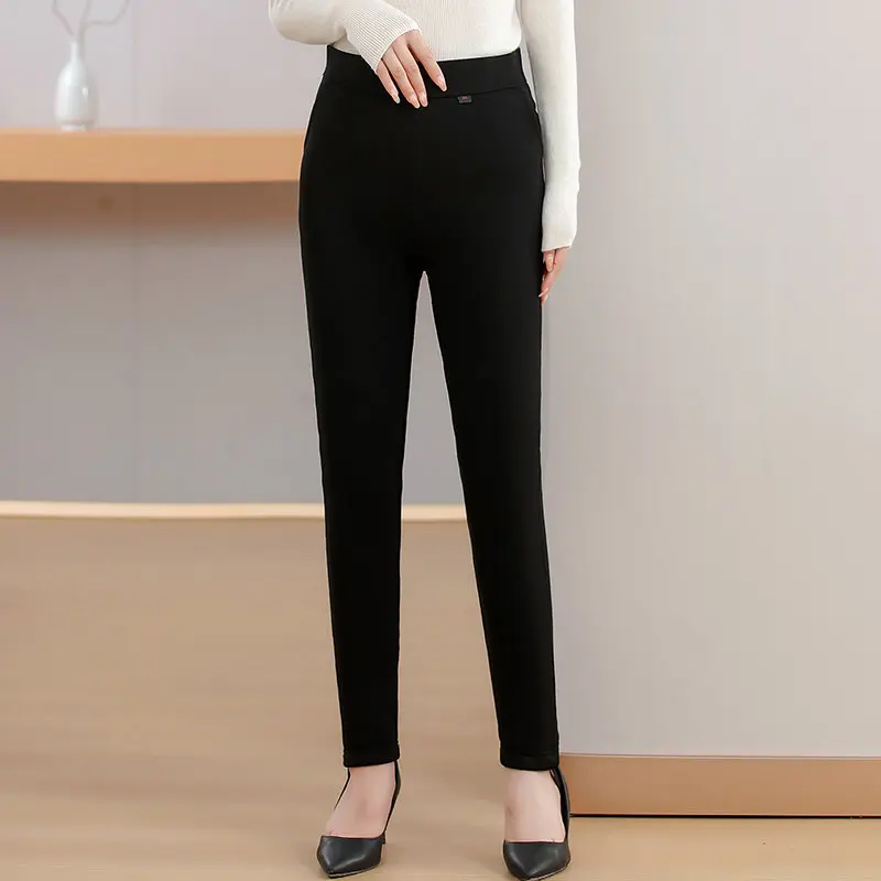 Черные женские брюки из верблюжьего меха с удлиненными наколенниками защитой