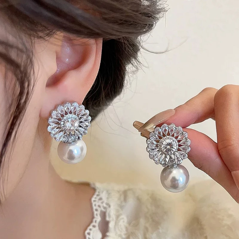 French Autumn and Winter New Retro Pearl Niche Design Exquisite Zircon Petals Light Luxury Earrings for Women Jewelry.
