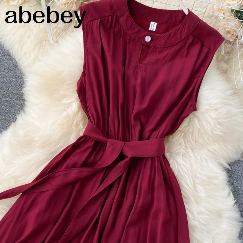 Женское однотонное зеленое платье без рукавов с круглым вырезом и поясом |