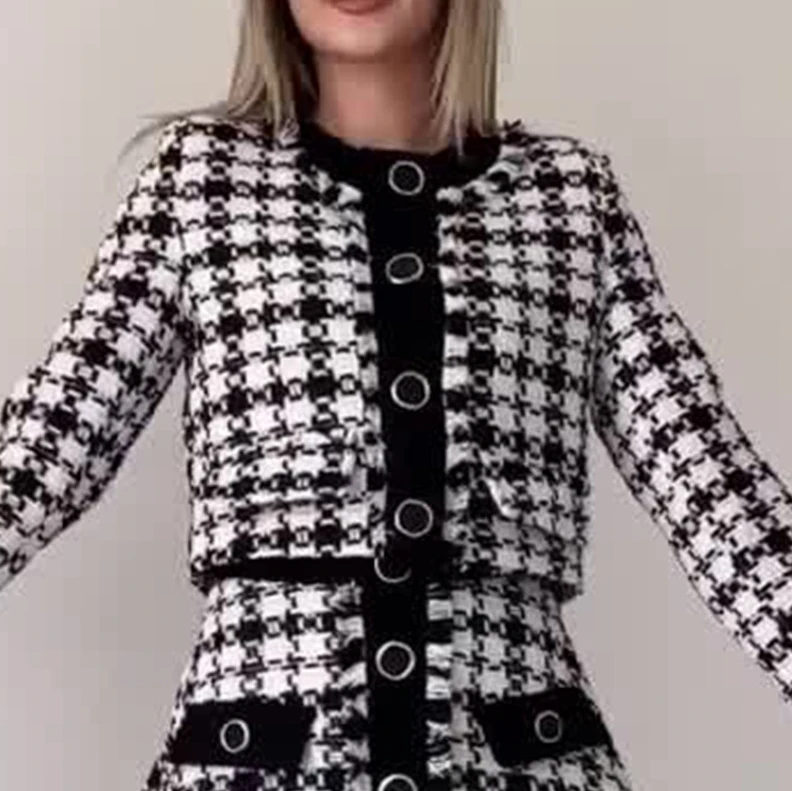 Рисунок 3 - Женский костюм с юбкой из двух предметов