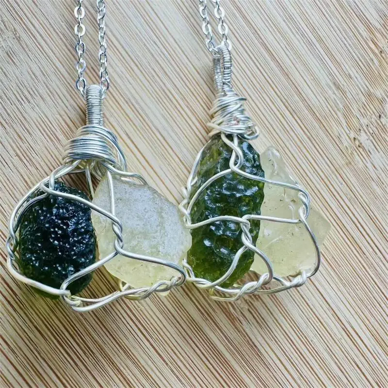 

Кулон из ливийского стекла-метеорита