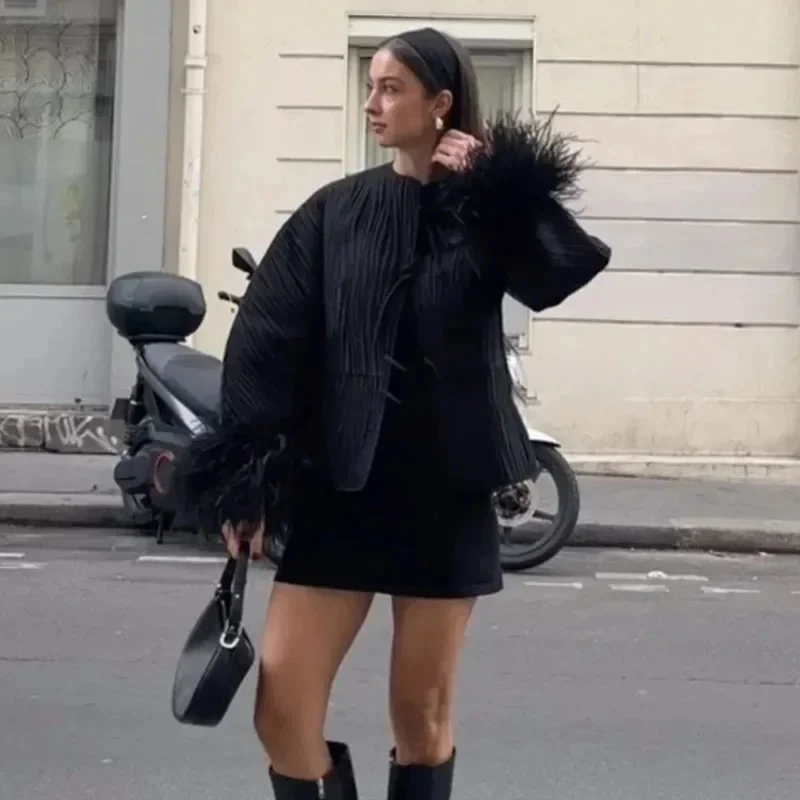 Черное стеганое свободное пальто с перьями и манжетами на шнуровке женское