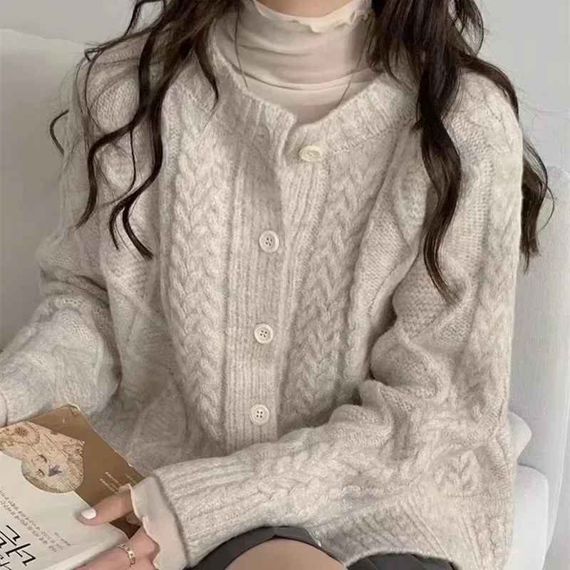 Женский однобортный вязаный кардиган с длинным рукавом круглым вырезом