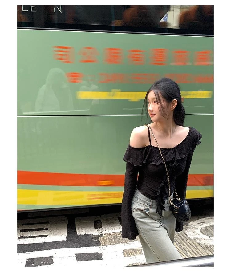 Блузка женская с косым воротником открытыми плечами и оборками