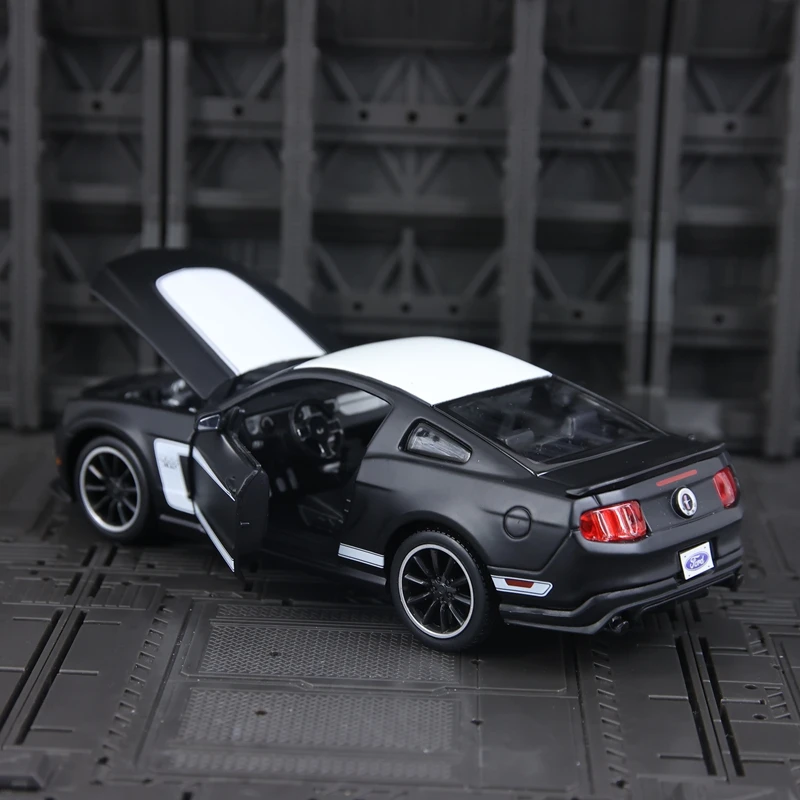 Фото Модель автомобиля Maisto 1:24 Ford Boss 302 из сплава, с открывающимися дверями и капотом, подходит для коллекционирования. №1