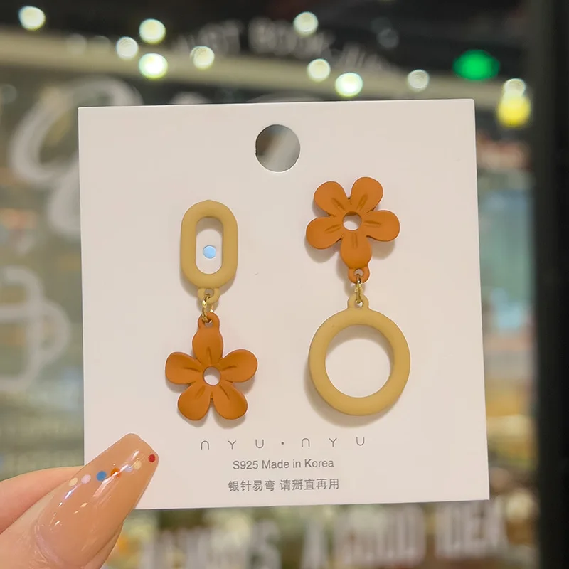 

Korea Fashion Asymmetry Acrylic Ornge Flower Dangle Earrings Young Girls Cute Orange Flower Geometry Earrings for Woman Jewelry