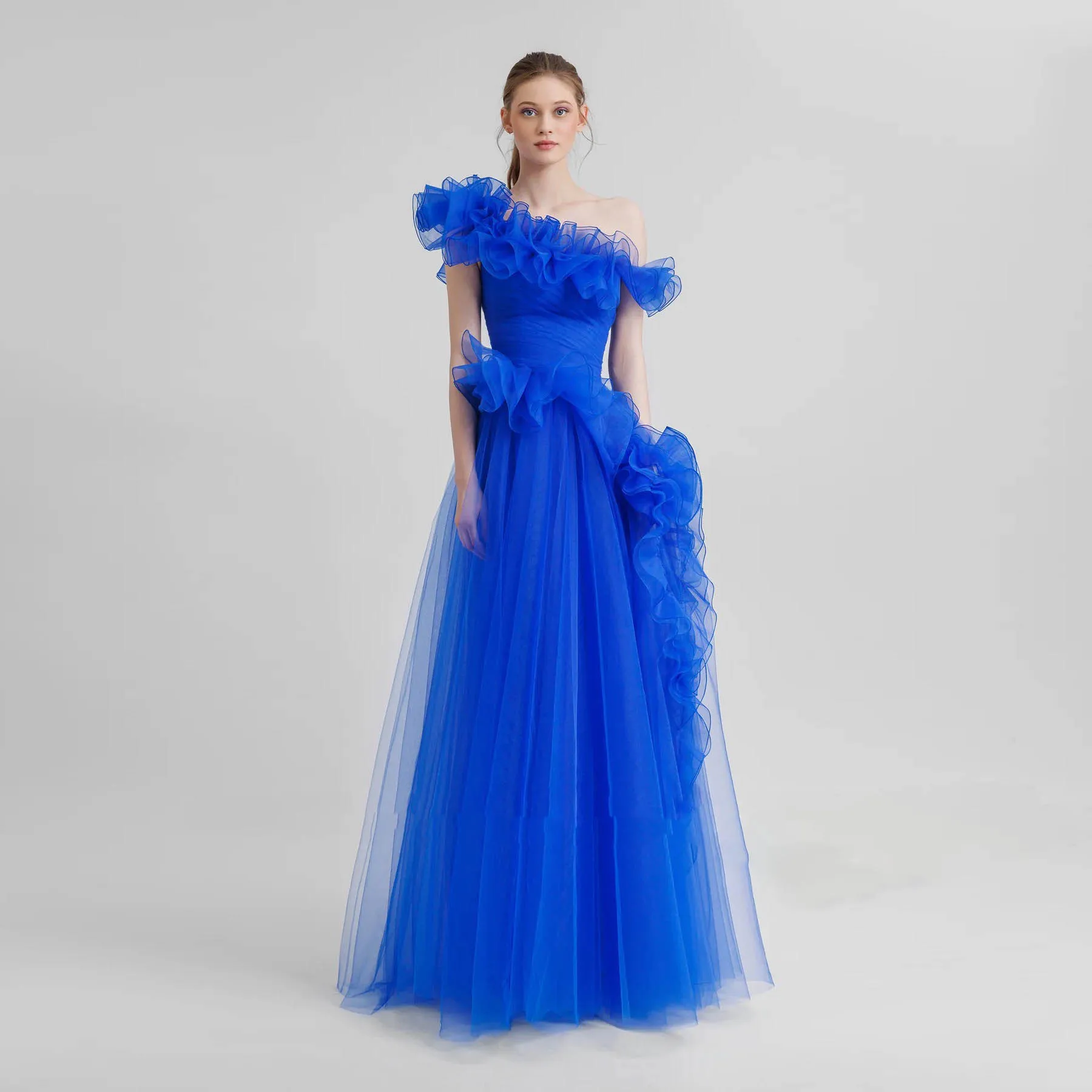 Женское платье без бретелек длинное с открытыми плечами и оборками ярко-синее