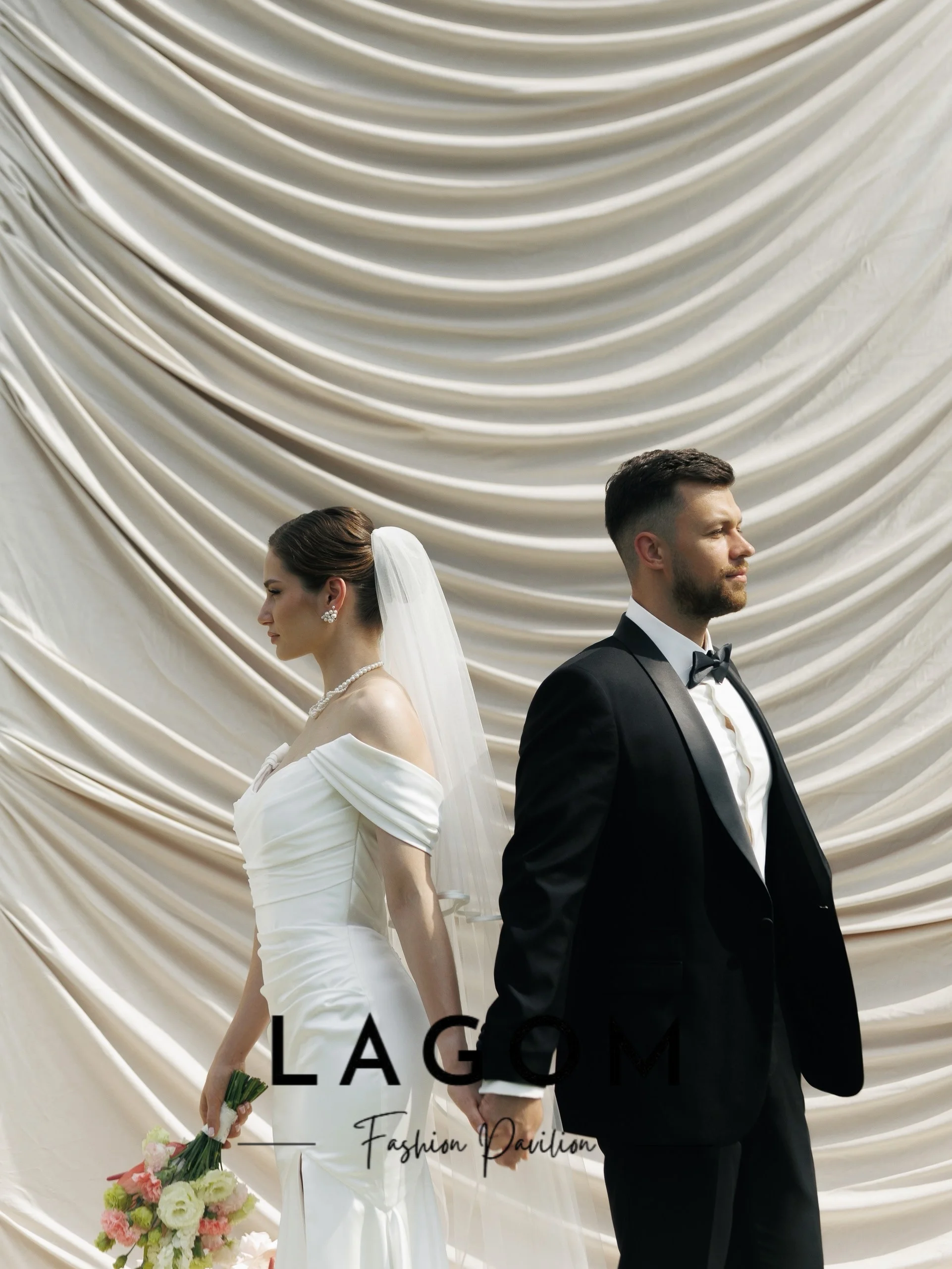 Фото Свадебное платье Lagom White с открытыми плечами, силуэт «русалка», V-образный вырез, плиссировка, индивидуальный пошив, длина в пол, с высоким боковым разрезом. Шарон Саид. №4