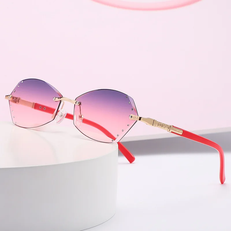 

Женские солнцезащитные очки без оправы, асимметричные брендовые дизайнерские очки большого размера в оправе из сплава с градиентными линз...