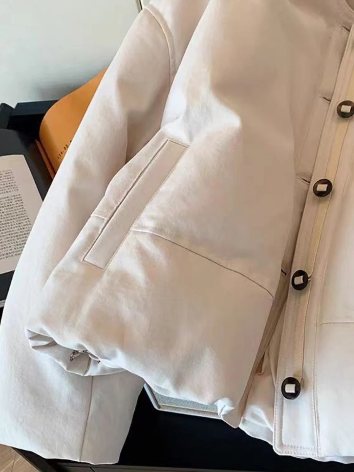 Кремово-белая утепленная куртка с круглым вырезом на хлопковой подкладке