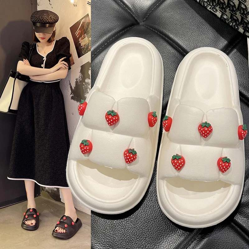 

Тапочки женские летние на плоской подошве, пляжные шлепанцы на платформе, слайды, клубника, средний каблук