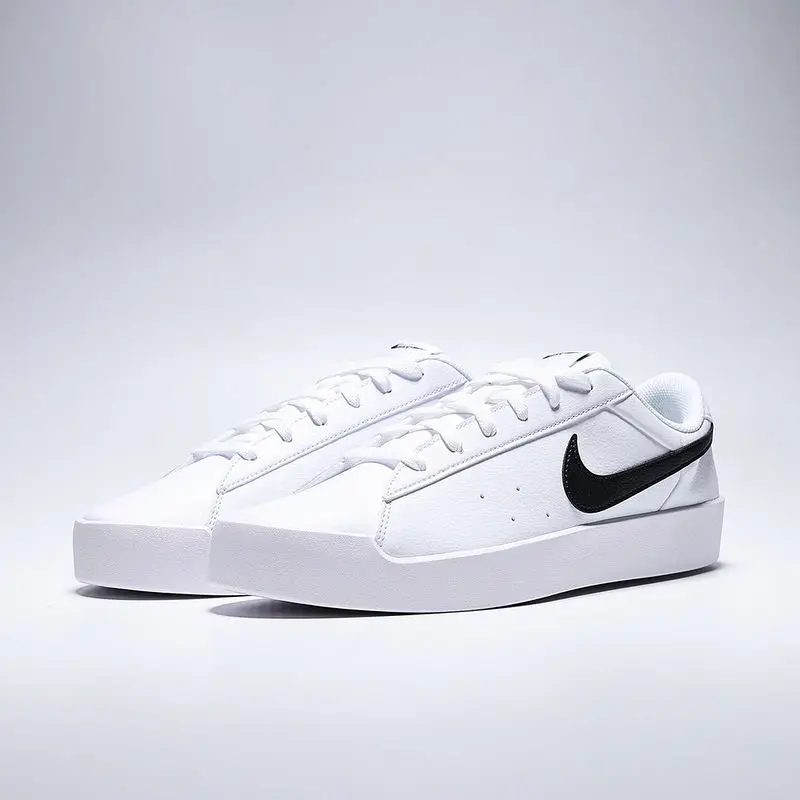 Фото Мужские низкие кеды Nike IQ9750-104 бело-черные с логотипом Swoosh, верх из ткани и кожи, мягкая пенопластовая промежуточная подошва, противоскользящая резиновая подошва, для повседневной носки №3