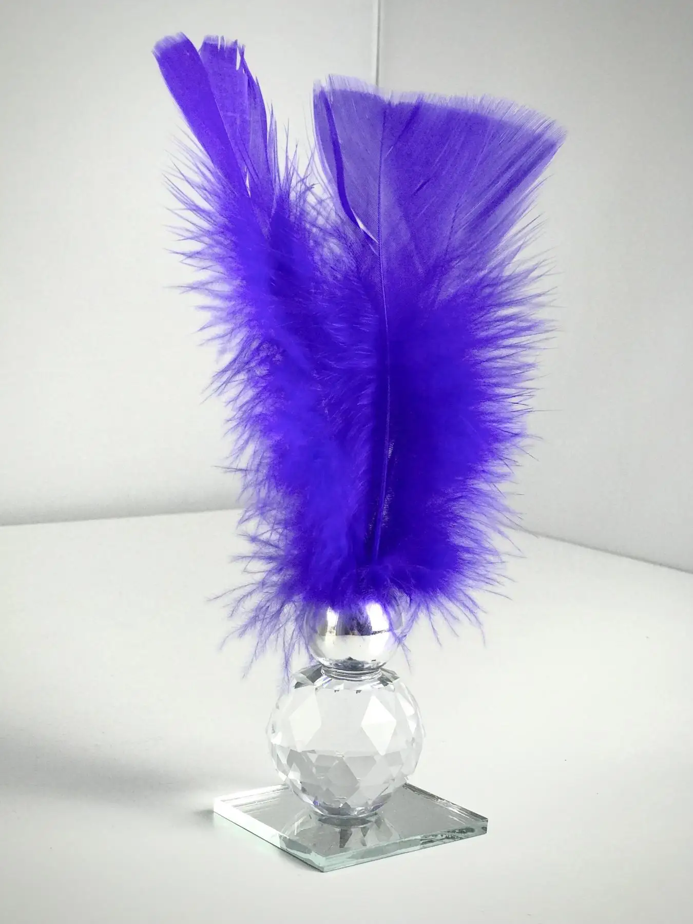 

Fashion New Color Bright Purple Cream White Fluffy Feathers with Glass Crystal Foot with Bright Purple Gold Metal Colorful P