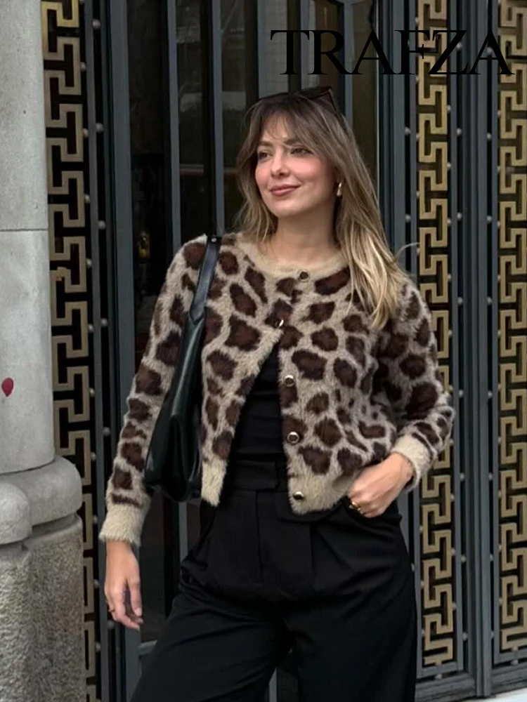 Женский трикотажный кардиган с круглым вырезом в обтяжку