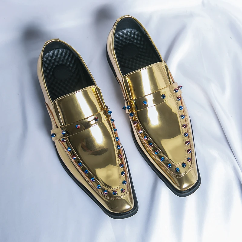 

Golden Chelsea Men Shoes PU Rivets Decorated with Pointed Toe Trend Hairstylist Shoes Nightclub Performance Shoes Trend Loafers