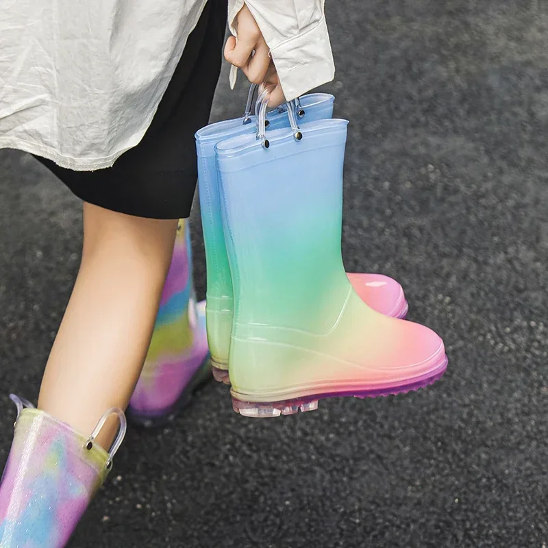 Женские радужные резиновые сапоги с прозрачным круглым носком на плоской