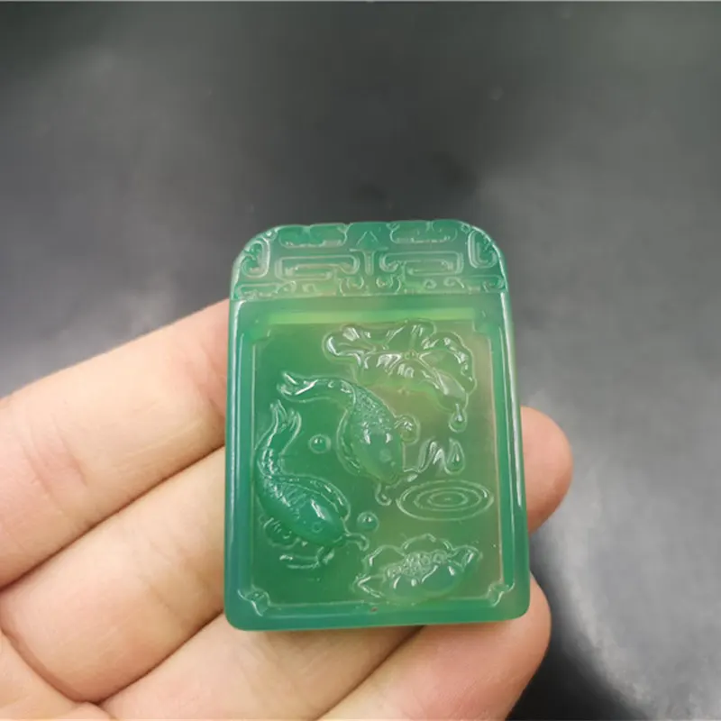 Недорогая Подвеска из Нефритового зеленого халцедона в виде карпа лотоса