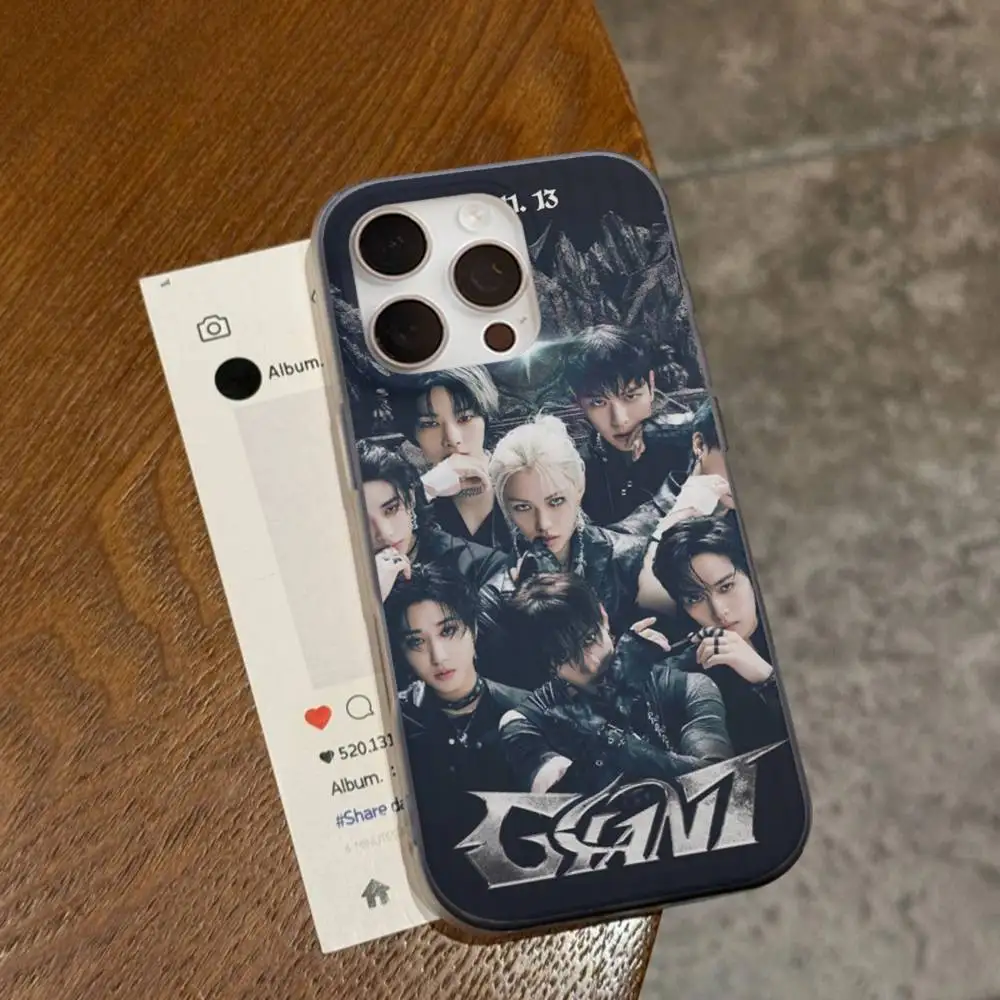 Фото Чехол для телефона K-pop группы Stray Kids для iPhone 17, 16, 15, 11, 12, 13, 14 Pro Max, мягкий силиконовый чехол с рельефной текстурой №2