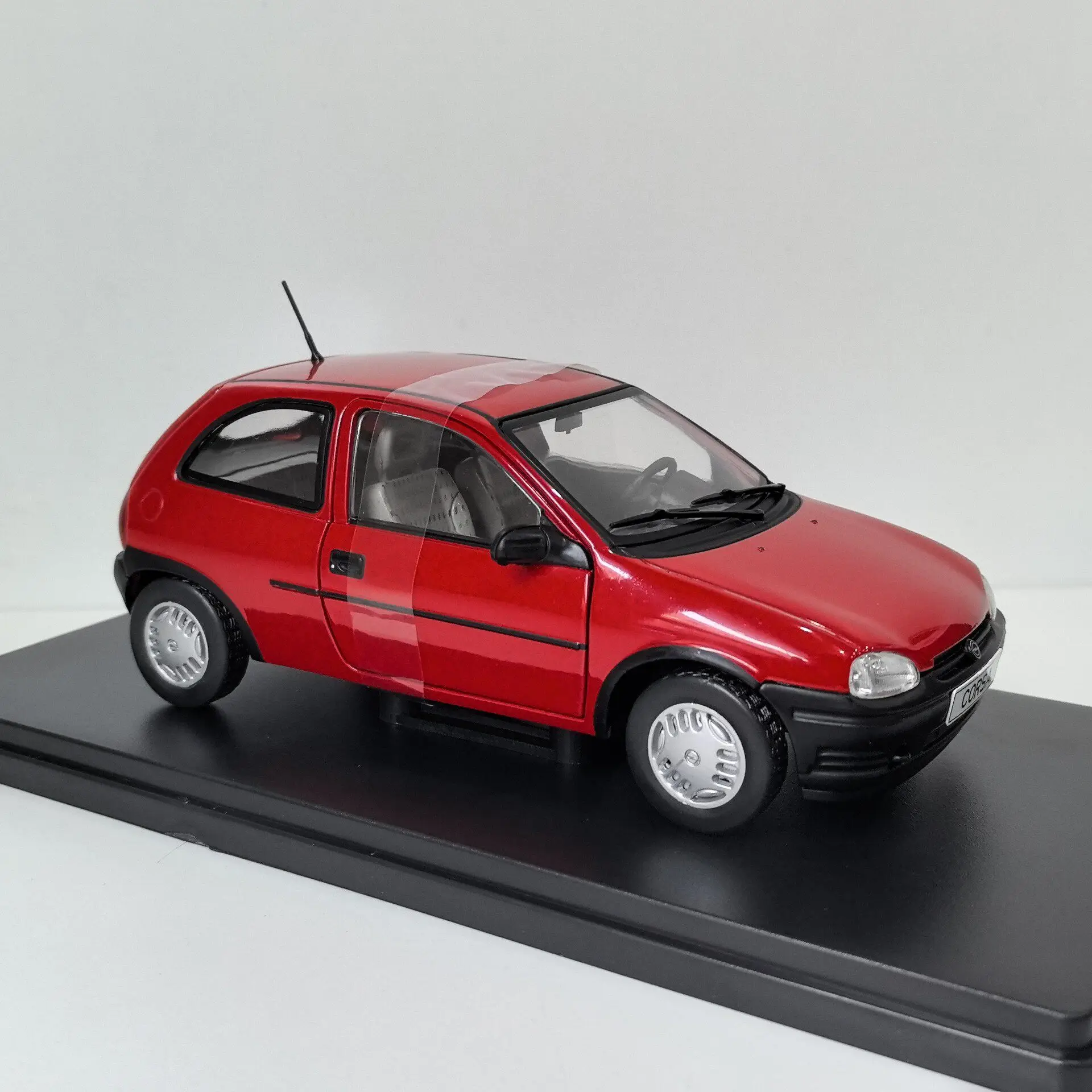 Фото Металлическая модель автомобиля OPEL CORSA B X3 в масштабе 1/24 от WHITEBOX №5