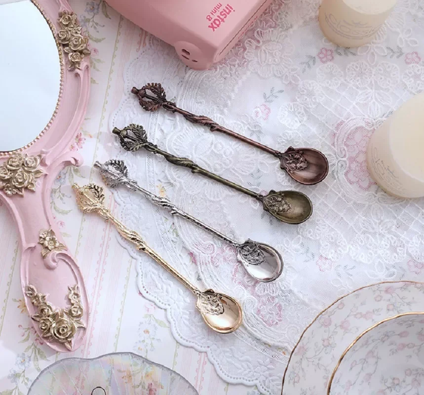 

2023NEW Spoons Royal Style Metal Gold Carved Coffee Snacks Fruit Prikkers Dessert Kitchen Tool Teaspoon Flower Carved Spoon