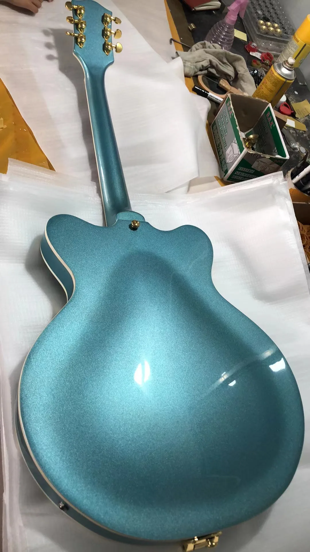 Полупустотелая 6-струнная электрическая гитара золотая фурнитура Pickguard