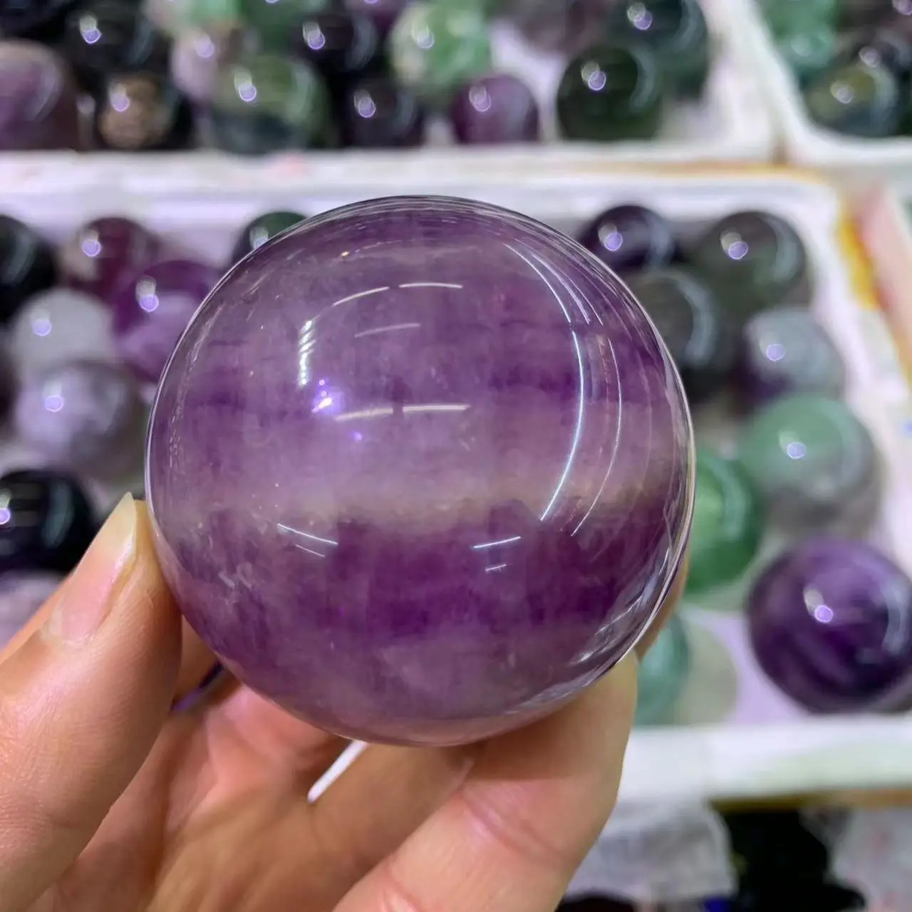 

Красивый шар из натурального фиолетового органического стекла