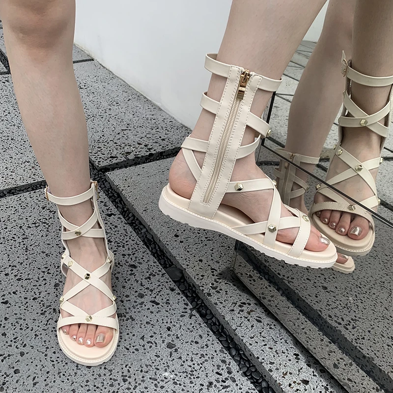 

Босоножки женские на молнии, повседневные уличные сандалии-гладиаторы, плоская подошва, ремешок с пряжкой, заклепки, средней длины