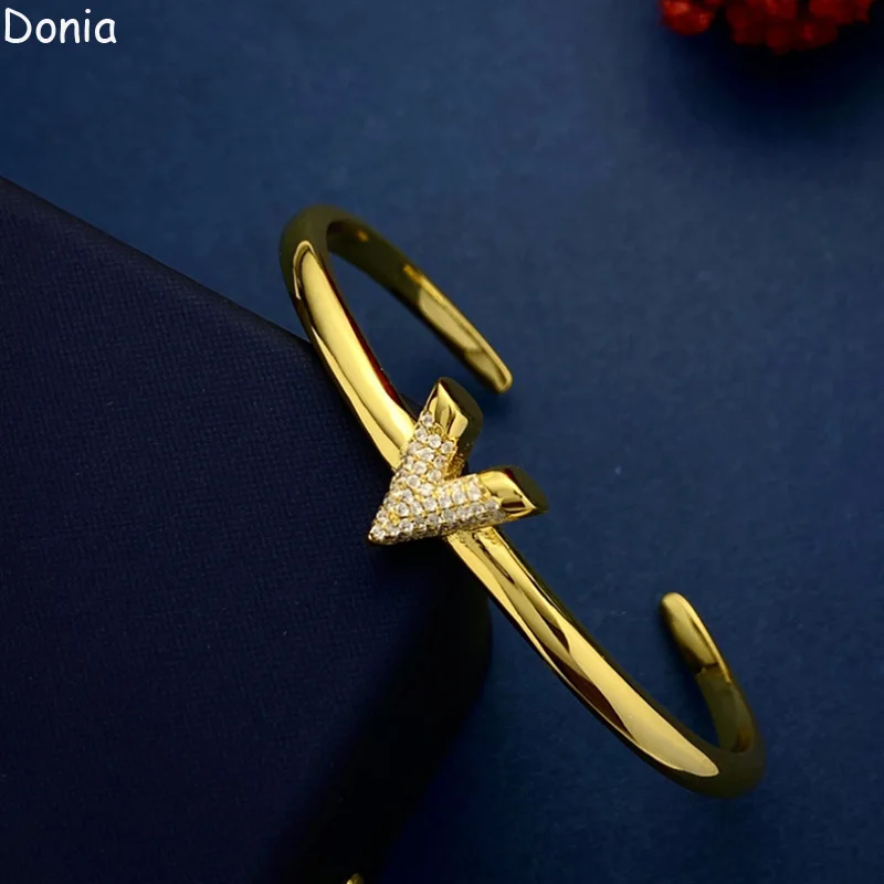 

Ювелирные изделия Donia новый европейский и американский модный ретро инкрустированный Цирконом V-образный Открытый браслет дворцовый роско...